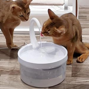 מזרקת מים לחיות מחמד 2 ליטר בצורת צוואר ברבור מתקן מים לחתול טעינת USB מזרקת שתייה כיבוי אוטומטי לחתולים כלבים